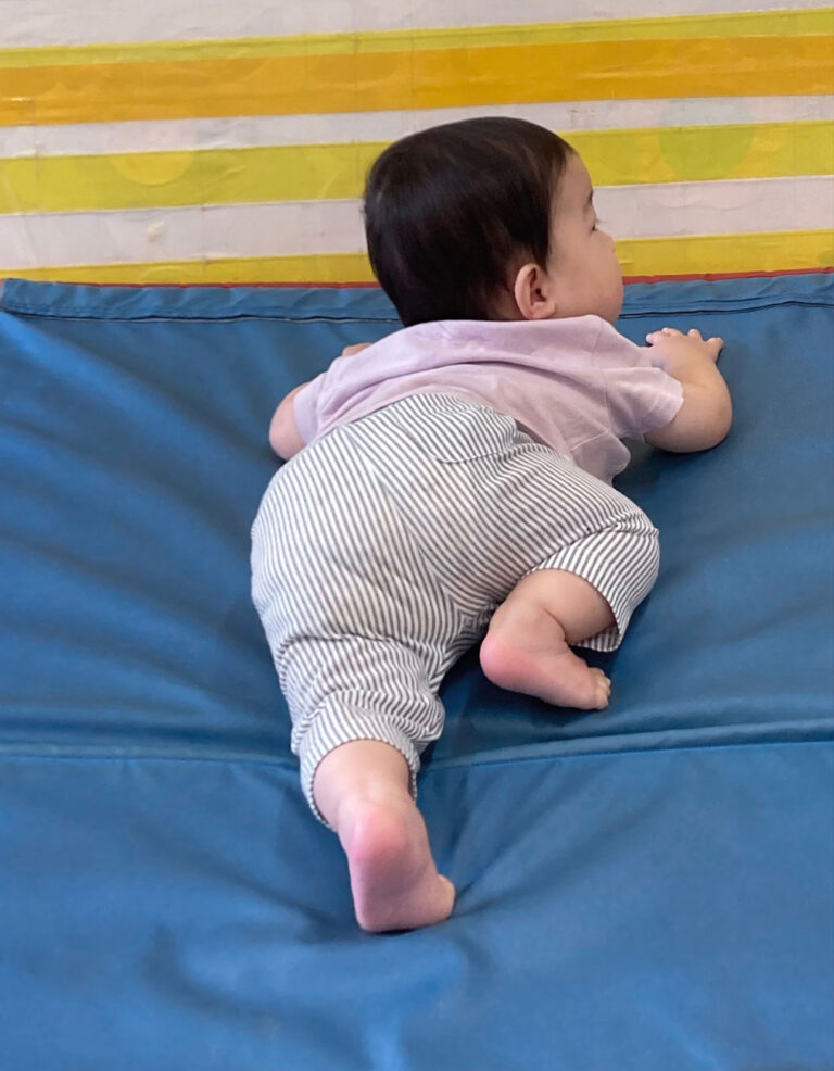 斜面を這い這いする赤ちゃん